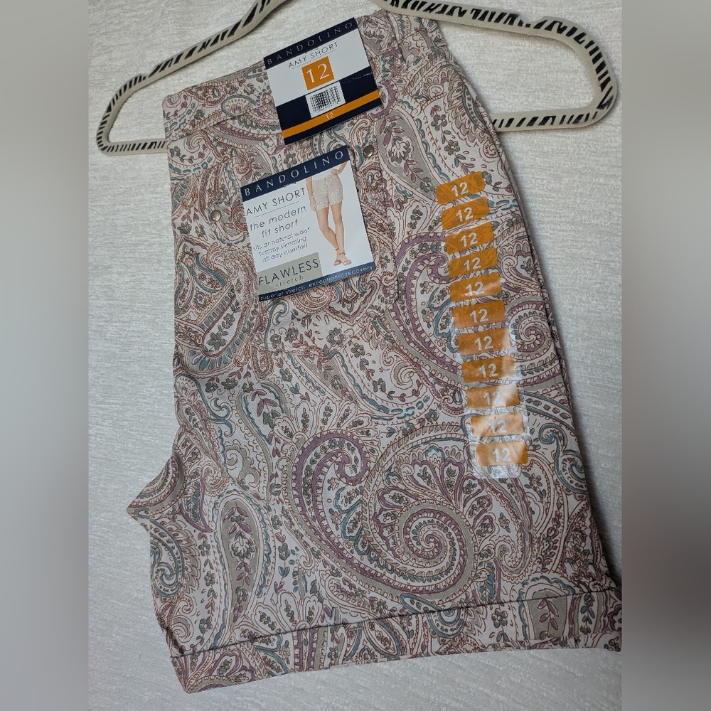 Bandolino Shorts Size 12 High Rise 98% Cotton Paisley Print Brown Pink Blue NWT